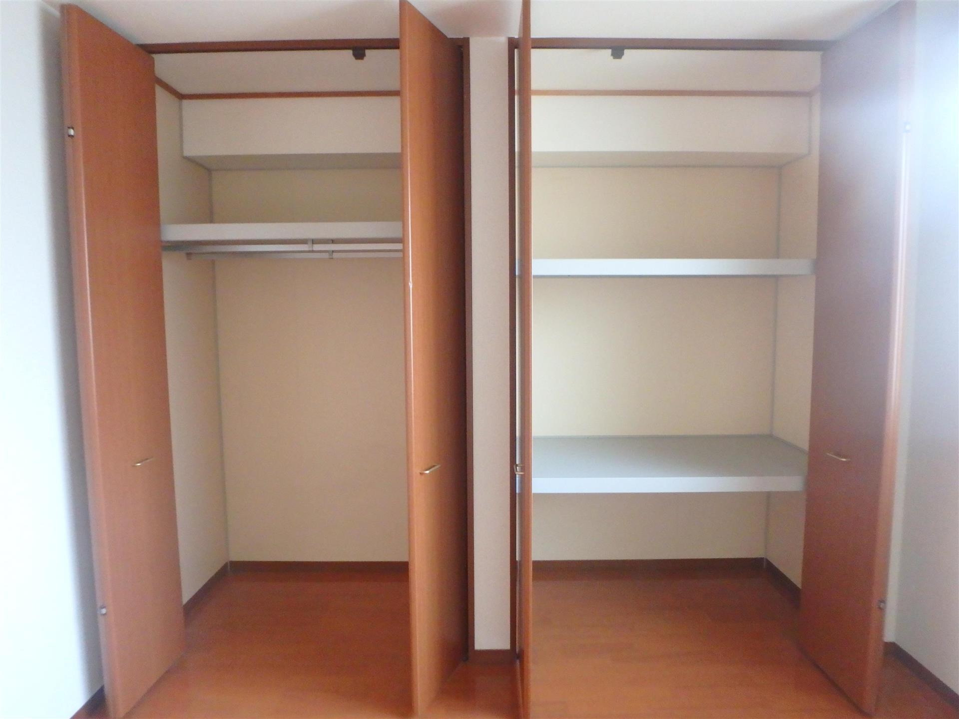 収納　収納力のある寝室のクローゼットです