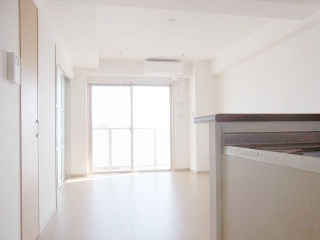 居室・リビング　★リビングにエアコン・室内物干完備★