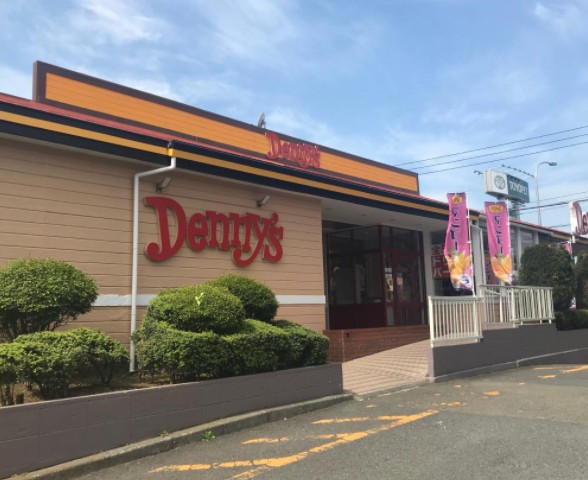 飲食店　デニーズ片倉町店（飲食店）まで1008m