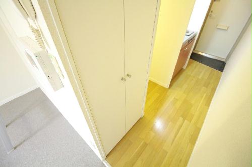 収納　大型クローゼットの中には姿見もついております。