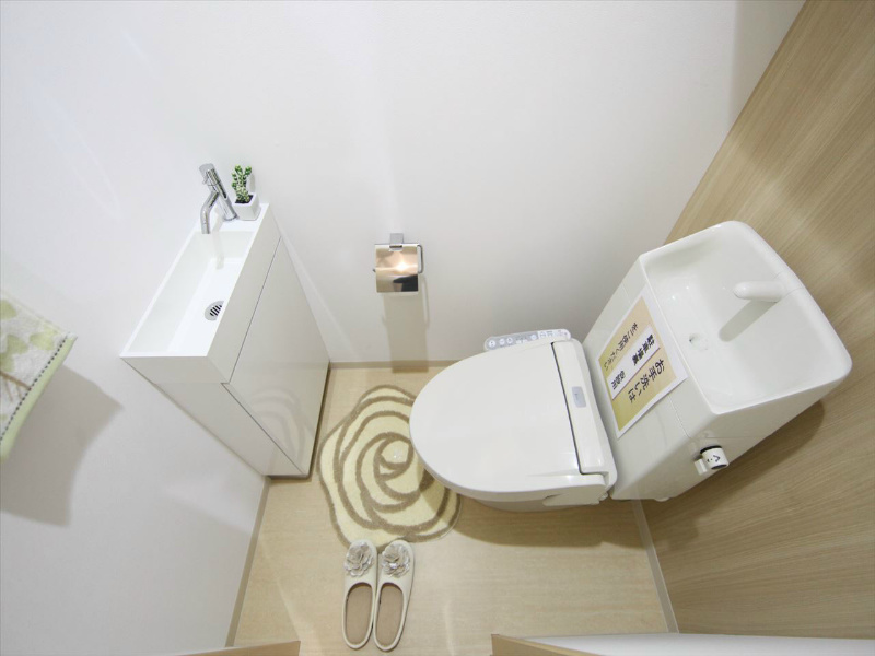 トイレ　温水洗浄便座付トイレ　手洗いカウンター付き