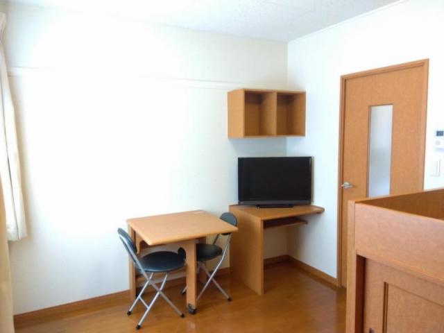 レオパレスラ スリーズの居間写真