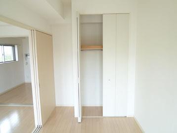 収納　ハンガーポールと棚で沢山収納できます