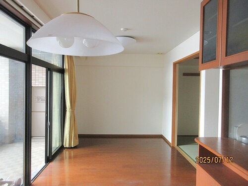 居室・リビング　リビングダイニング※カーテン撤去予定