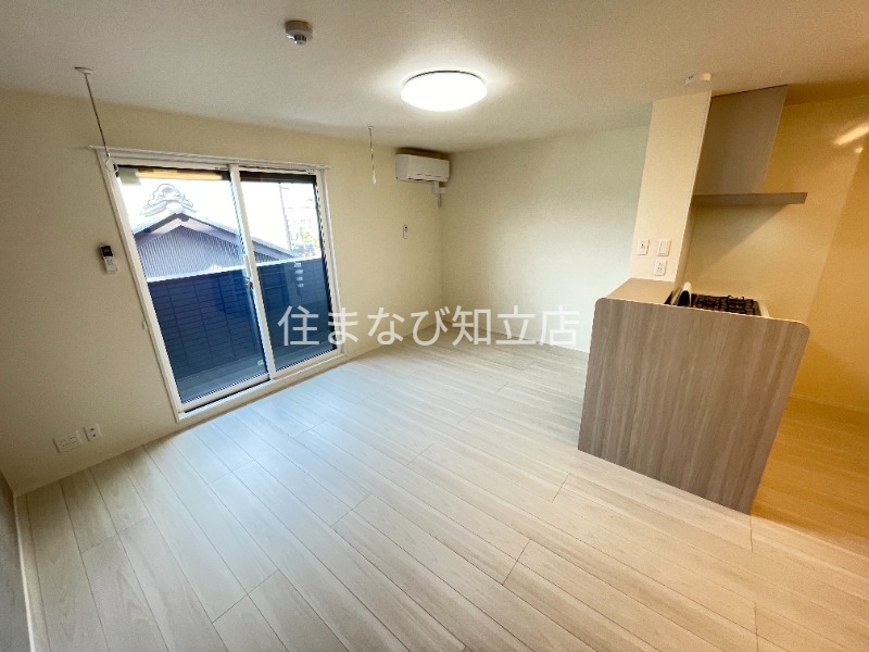 居室・リビング　別部屋反転写真