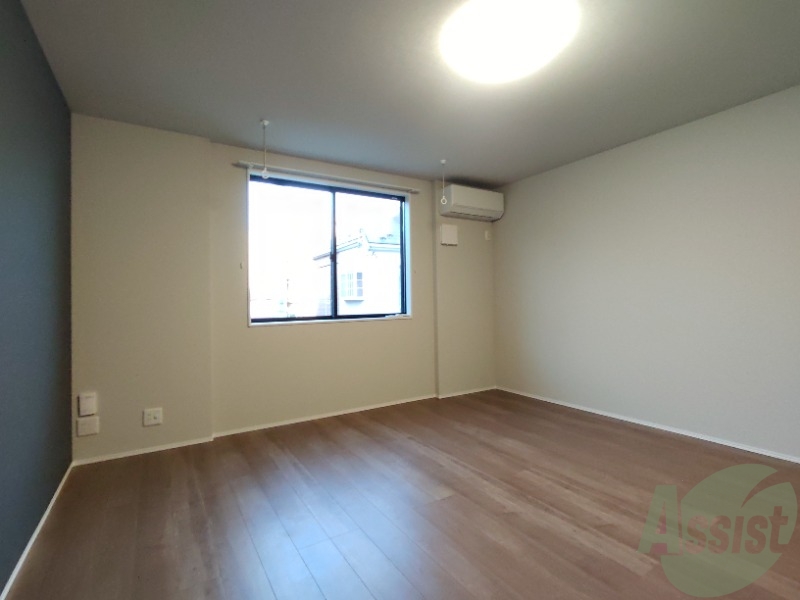 居室・リビング　広くきれいなリビングは明るい光も良く差します。