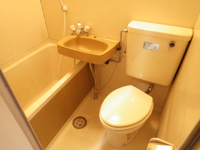 バス・シャワールーム　同型タイプの写真です。色が異なる場合があります。現状優先。