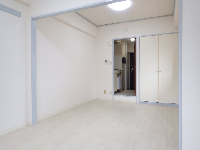 居室・リビング　同型タイプの写真です。色が異なる場合があります。現状優先。