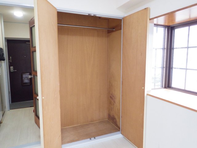 収納　同型タイプの写真です。色が異なる場合があります。現状優先。