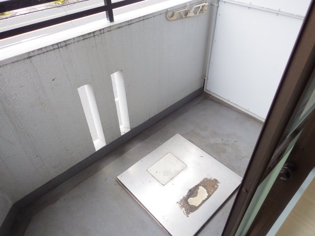 バルコニー　同型タイプの写真です。色が異なる場合があります。現状優先。