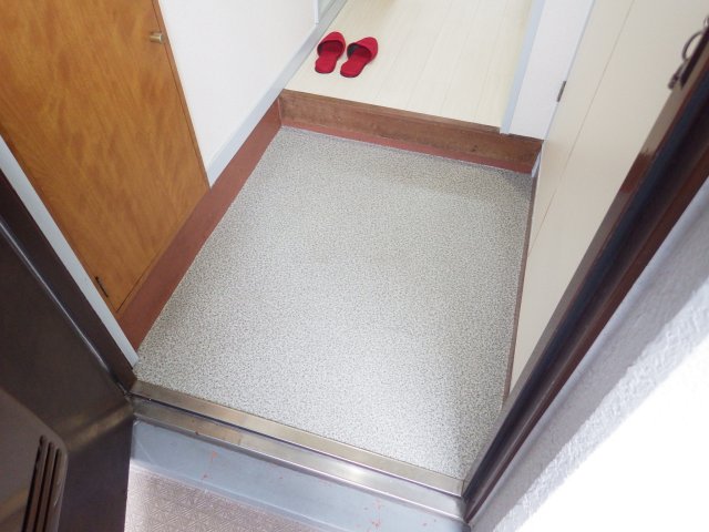 玄関　同型タイプの写真です。色が異なる場合があります。現状優先。