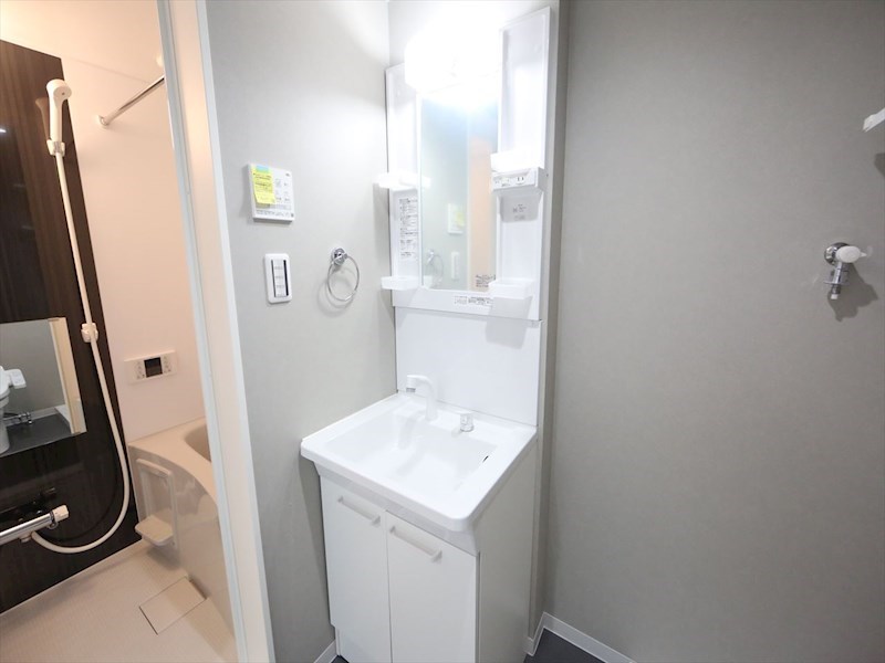 洗面設備　脱衣所　独立洗面台（シャンプードレッサー付）収納スペース有