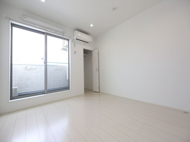 居室・リビング　洋室7.2帖　エアコン付　クローゼット付　バルコニー