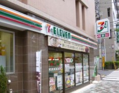コンビニ　セブンイレブン新宿山吹町店（コンビニ）まで88m