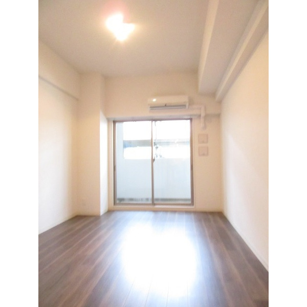 居室・リビング　洋室８．３帖あります