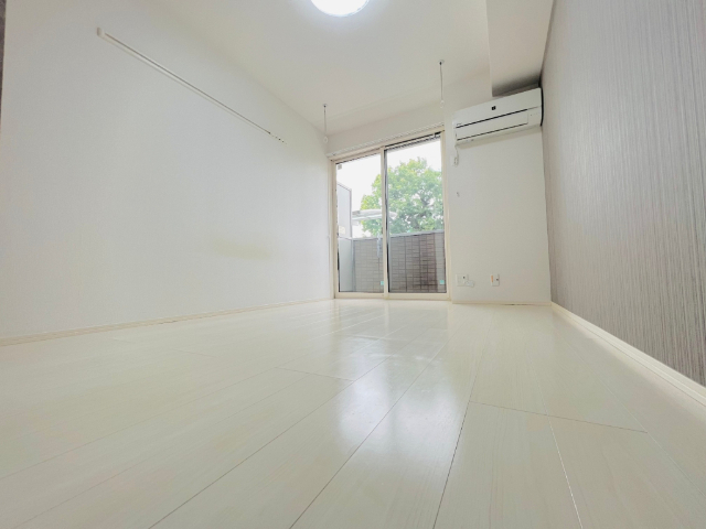 居室・リビング　同一建物内１０３号室内装写真転載