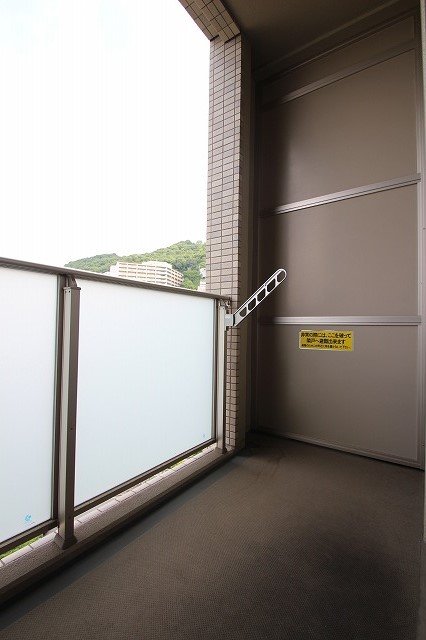 バルコニー　同物件、別号室のものです。