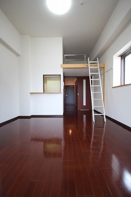 居室・リビング　同物件、別号室のものです。