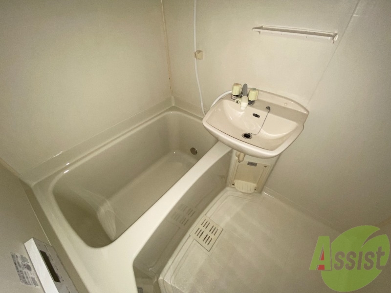 バス・シャワールーム　バスルームは狭すぎず、シャワーも浴びやすそうです。