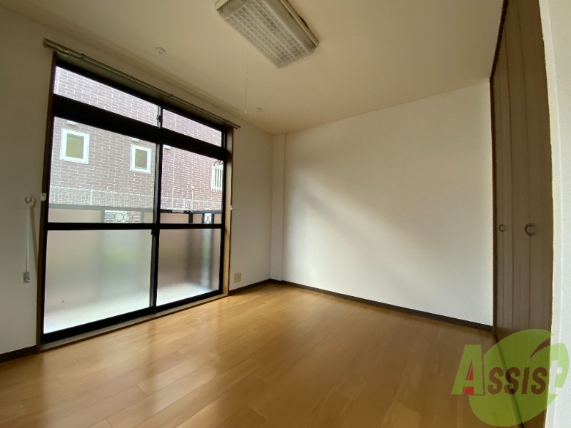 居室・リビング　７帖の洋室です。広々として、きれいですね。