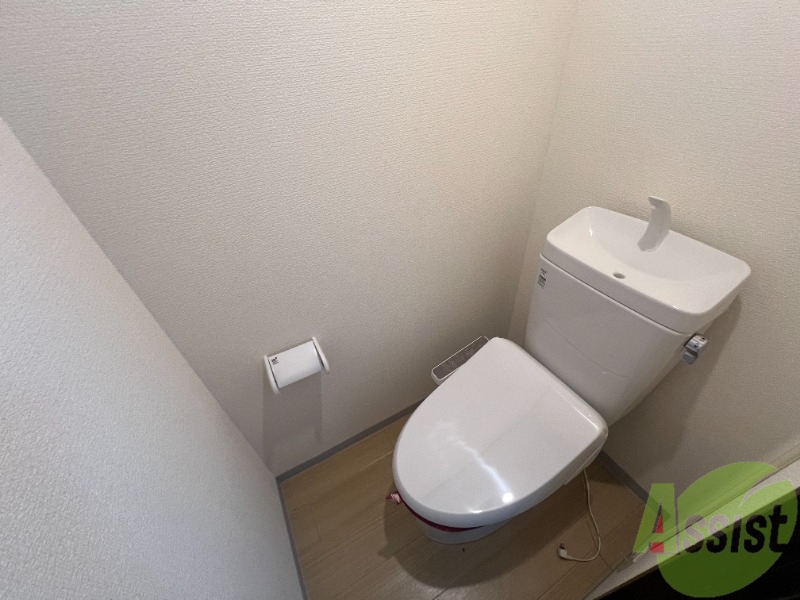 トイレ　温水洗浄便座でウォシュレット機能も付いています。