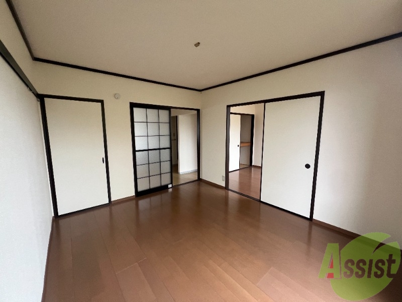 居室・リビング　１０．５帖の洋室になります。広々とした空間になっています。