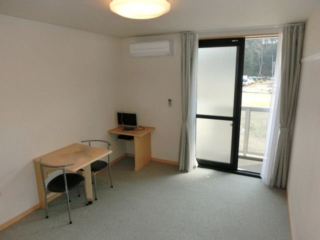 居室・リビング　家具付きの８帖の洋室です