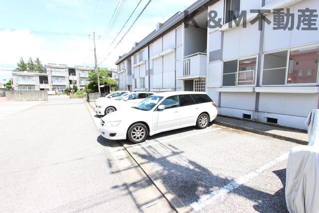 駐車場　駐車場に車を止められます