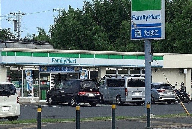 コンビニ　ファミリーマート（コンビニ）まで750m