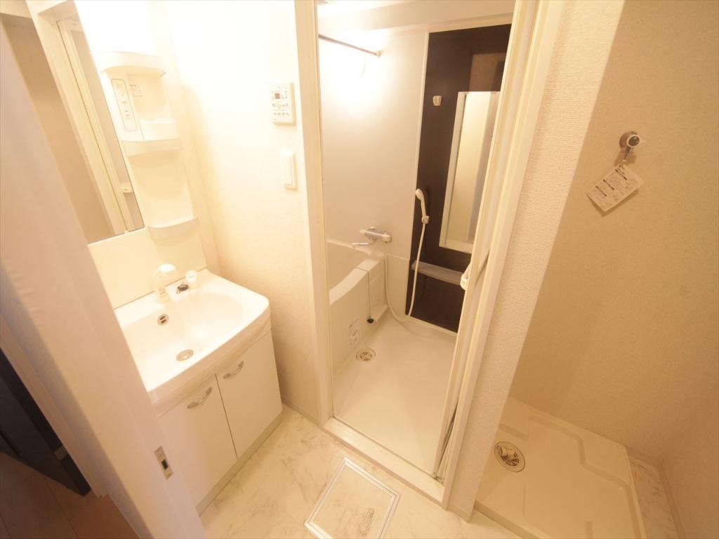 洗面設備　脱衣所　独立洗面台（シャンプードレッサー付）収納スペース有