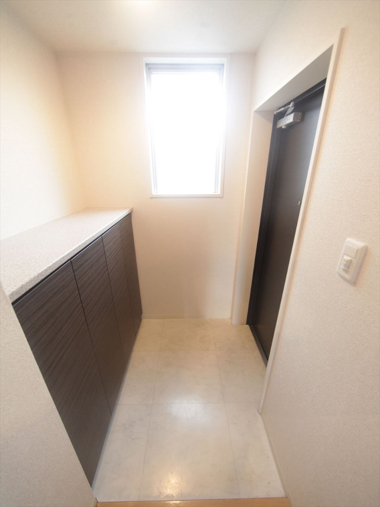 玄関　玄関　シューズボックス付（収納充実してます）