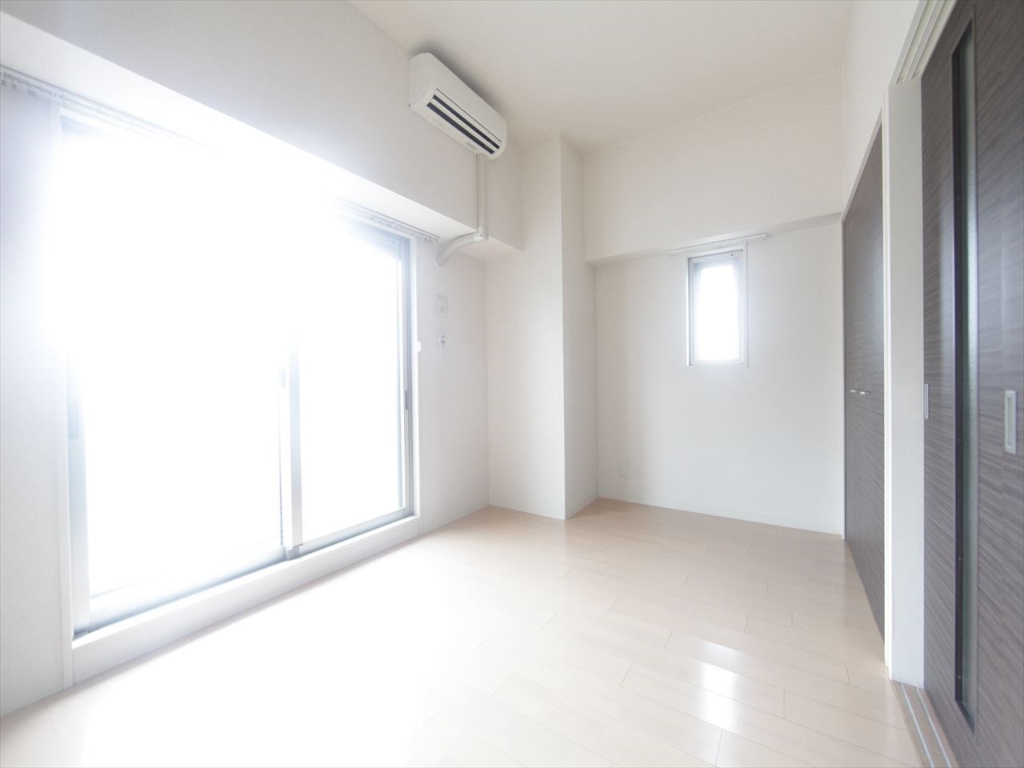 バルコニー　洋室7帖　エアコン完備　南面バルコニー