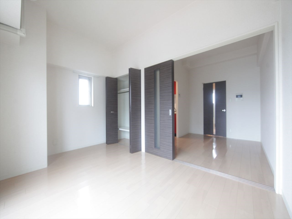 居室・リビング　洋室7帖　ＤＫ5.8帖　つなげても仕切っても使えます