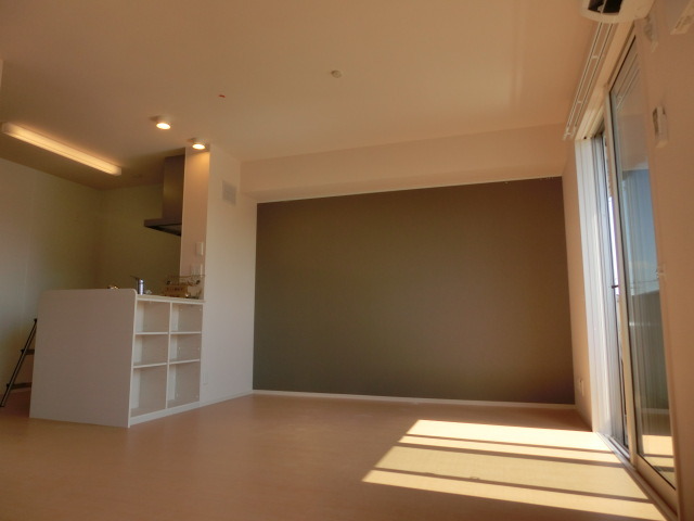 居室・リビング　スクリーンドアを開放すると広々リビングになります。