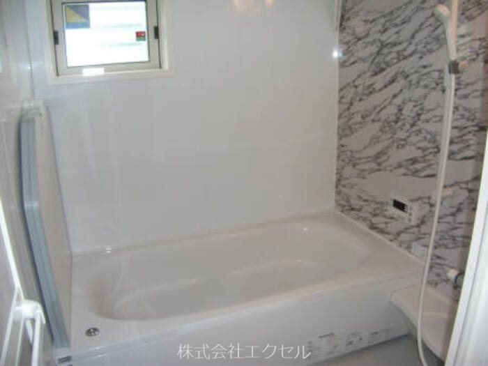 バス・シャワールーム　ゆったり入れる一坪風呂タイプです。