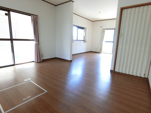 熊取町大久保南3丁目戸建の居間写真