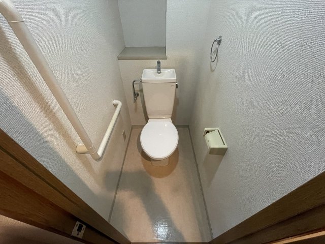 トイレ　落ち着いた色調のトイレです
