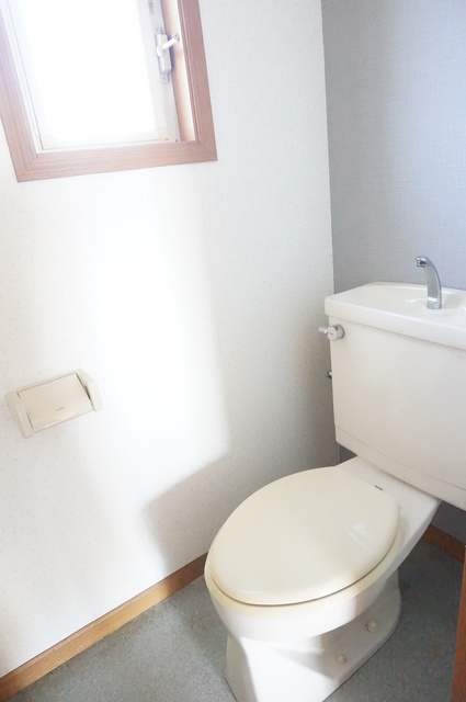 トイレ　トイレにも窓あり