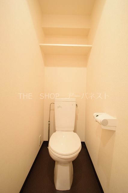 トイレ　トイレ。収納棚もあります。