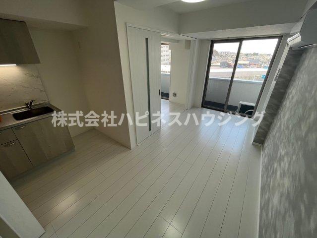 居室・リビング　同マンション参考写真、内装イメージ。