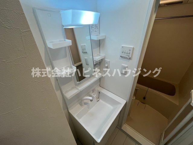 洗面設備　洗面化粧台あり。