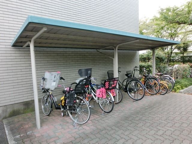 その他共有部分　屋根付きの駐輪場です。