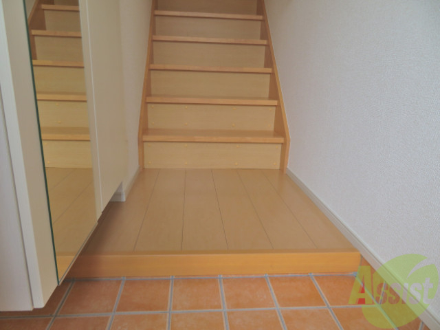 玄関　玄関からは、直ぐにお部屋が見えないので安心ですね。