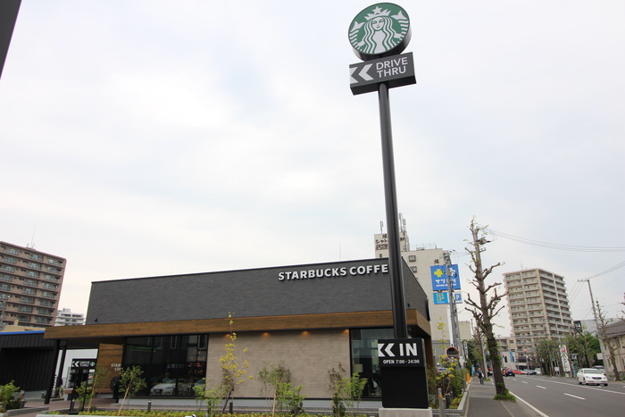 飲食店　スターバックス（飲食店）まで320m