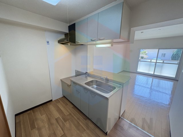 キッチン　同建物内の別室写真となります。