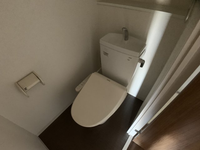 トイレ　温水洗浄便座付きのトイレです♪