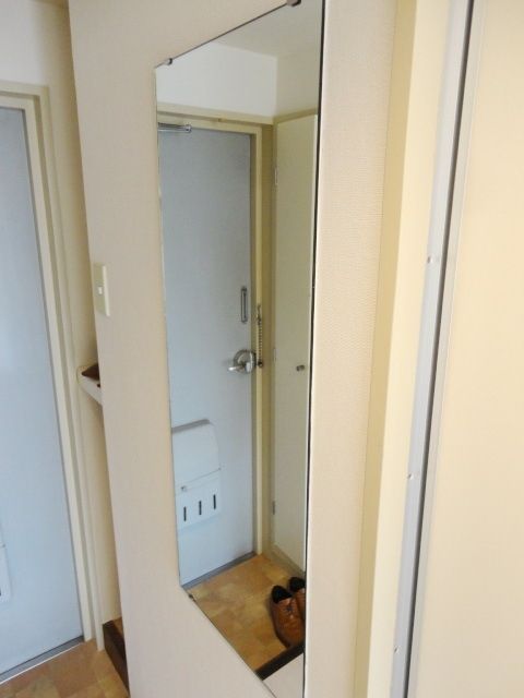 その他設備　★玄関前に便利な鏡付きです★