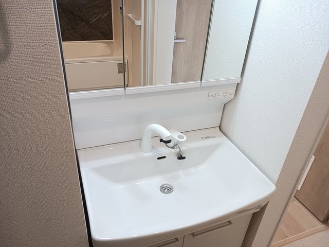 洗面設備　明るい洗面所です