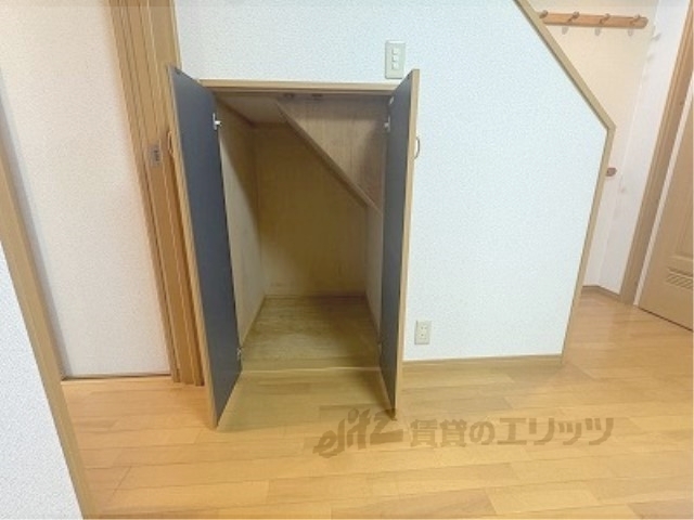 収納　階段下収納
