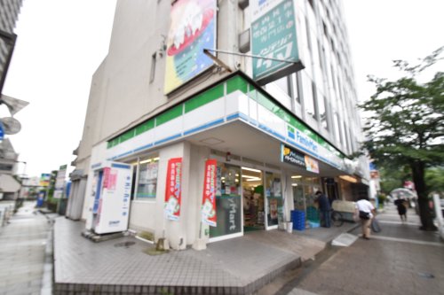 コンビニ　ファミリーマート 聖蹟桜ヶ丘店（コンビニ）まで972m
